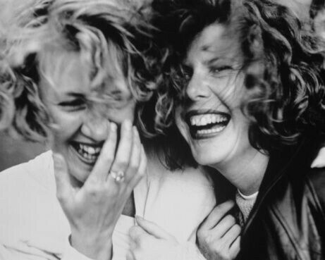 Dos mujeres riendo juntas en un momento de conexión y alegría