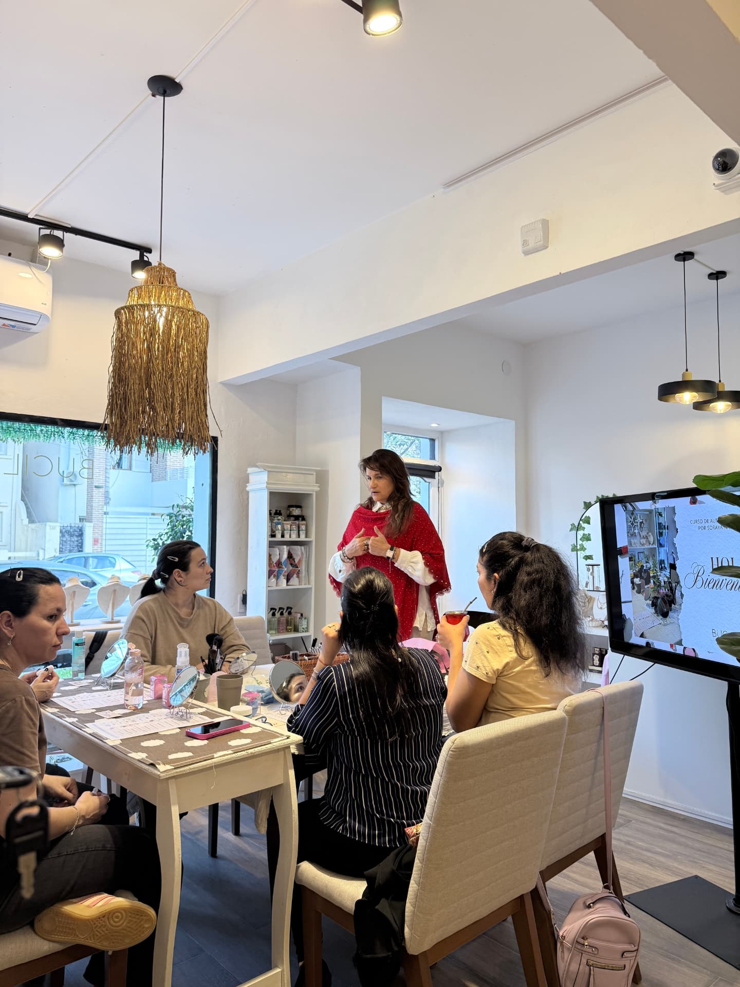 Encuentro de Bucilú con mujeres alrededor de una mesa en el local