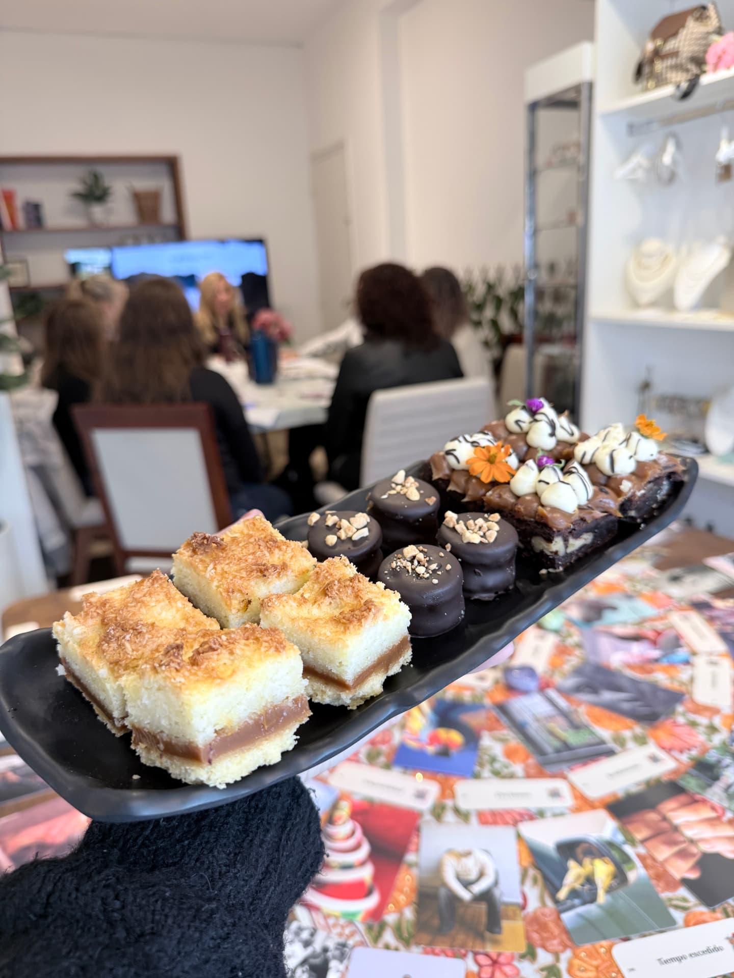 Bandeja de postres servida durante un encuentro privado de Bucilú